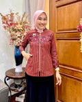 Hem Batik Pria Lengan Pendek Katun Dobby Maroon - Tampilan 4:5 Foto 1