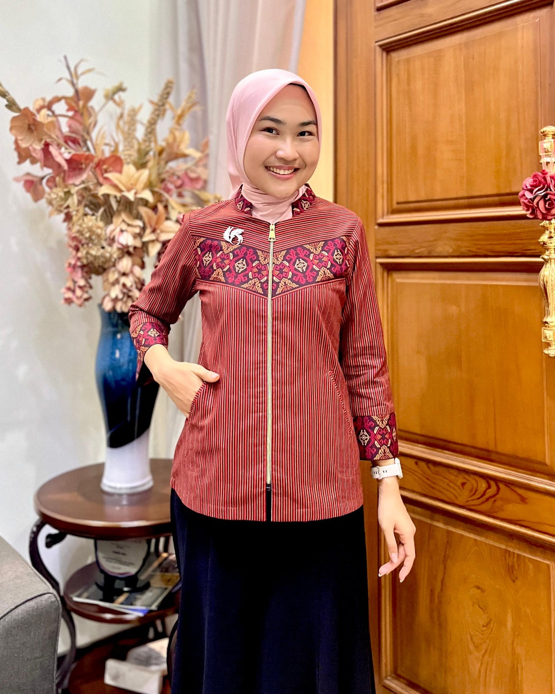 Hem Batik Pria Lengan Pendek Katun Dobby Maroon - Tampilan 4:5 Foto 1