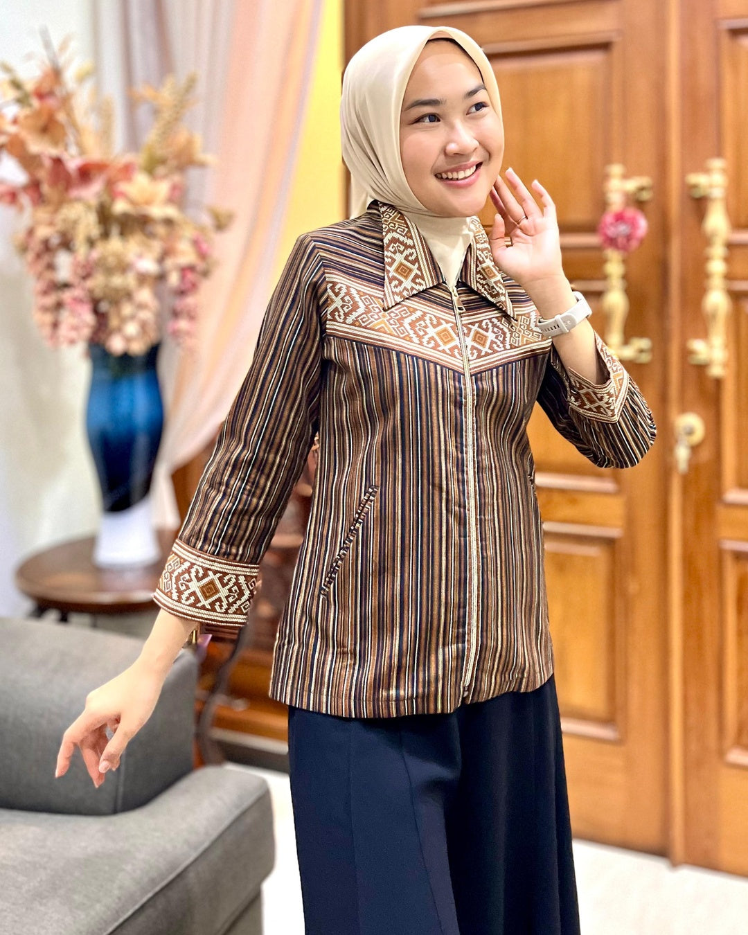 Kebaya Batik Encim Modern Lis Brokat Etnik - Tampilan 4:5 Foto 1