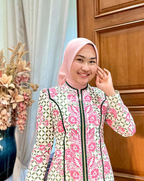 Blus Batik Modern Kombinasi Lis Etnik Royal Navy - Tampilan 4:5 Foto 2