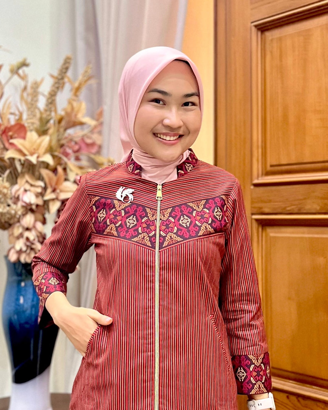Hem Batik Pria Lengan Pendek Katun Dobby Maroon - Tampilan 4:5 Foto 2