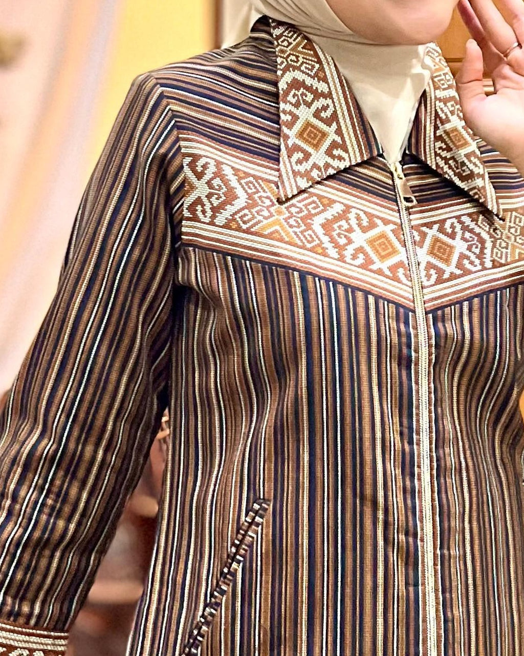 Kebaya Batik Encim Modern Lis Brokat Etnik - Tampilan 4:5 Foto 3