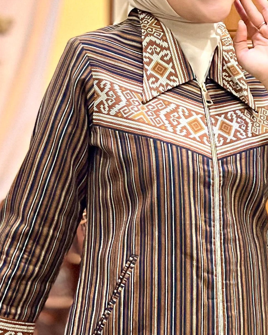 Kebaya Batik Encim Modern Lis Brokat Etnik - Tampilan 4:5 Foto 3