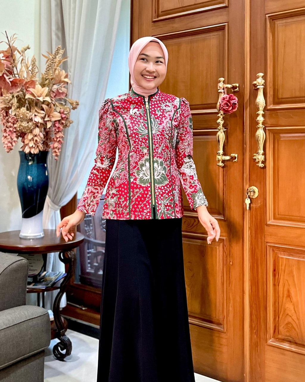 Hem Batik Pria Lengan Pendek Katun Dobby Maroon - Tampilan 4:5 Foto 4