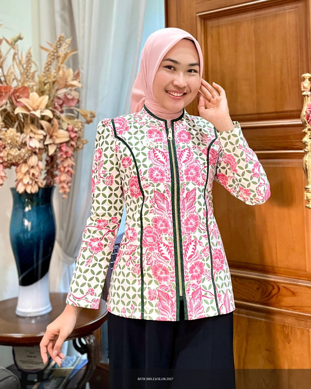 Blus Batik Modern Kombinasi Lis Etnik Royal Navy - Tampilan 4:5 Foto 5