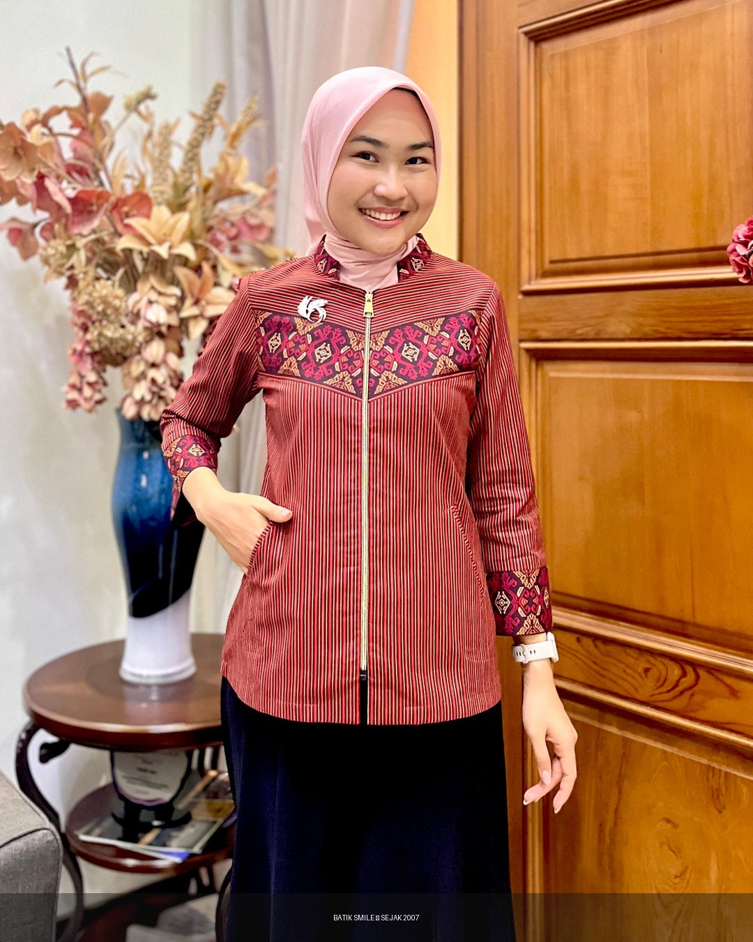 Hem Batik Pria Lengan Pendek Katun Dobby Maroon - Tampilan 4:5 Foto 5